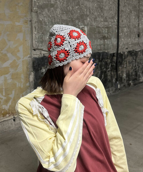 CIAOPANIC(チャオパニック)の「クロシェフラワービーニー帽(キャップ・レディース・オフホワイト/グレー/ブラック・ONE SIZE)」の13枚目の写真