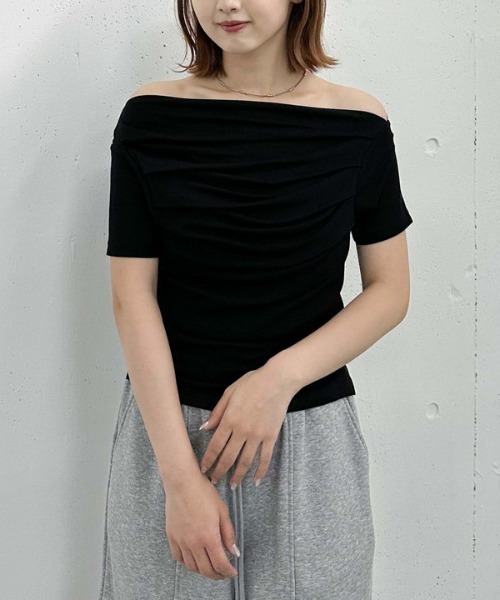 archives(アルシーヴ)の「タックドレープオフショルCT(Tシャツ/カットソー・レディース・グレー/オフホワイト/ブラック/イエロー・MEDIUM)」の3枚目の写真