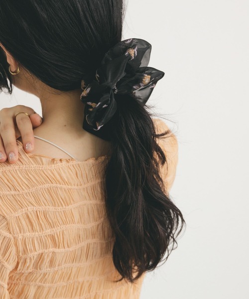 KBF（ケイビーエフ）の「シアージャガードシュシュ（ヘアゴム・レディース・ブラウン/ブラック・ONE）」の3枚目の写真