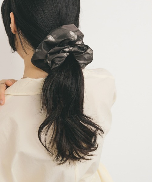 KBF（ケイビーエフ）の「シアージャガードシュシュ（ヘアゴム・レディース・ブラウン/ブラック・ONE）」の11枚目の写真
