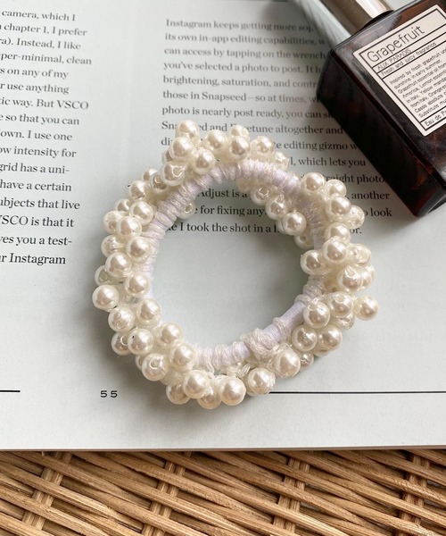 TONE SELECT GOODS（トーンセレクトグッズ）の「pur chouchou/パール ビーズ ヘアゴム シュシュ P4475（シュシュ・レディース・ベージュ/ホワイト/ブラウン/ピンク/グレー・FREE）」の2枚目の写真