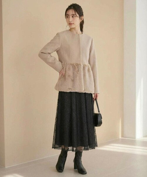 Feroux(フェルゥ)の「ペプラムファー ジャケット(ノーカラーコート・レディース・アイボリー系/ベージュ系・MEDIUM/SMALL)」の4枚目の写真