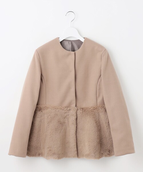 Feroux(フェルゥ)の「ペプラムファー ジャケット(ノーカラーコート・レディース・アイボリー系/ベージュ系・MEDIUM/SMALL)」の6枚目の写真