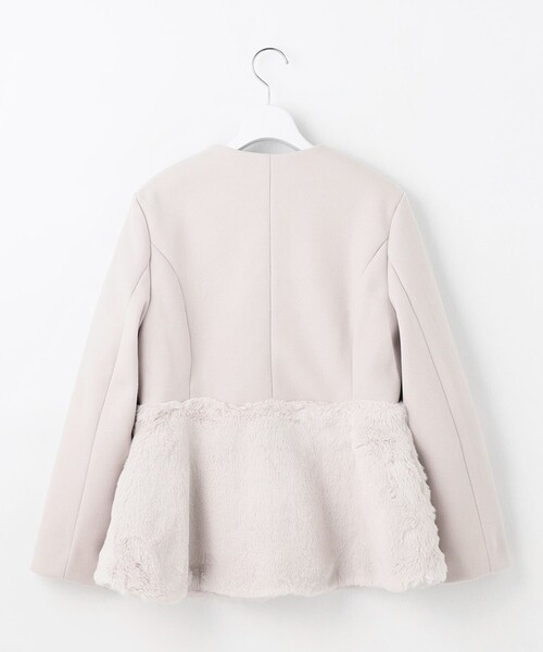 Feroux(フェルゥ)の「ペプラムファー ジャケット(ノーカラーコート・レディース・アイボリー系/ベージュ系・MEDIUM/SMALL)」の9枚目の写真