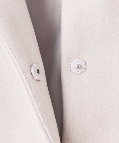Feroux(フェルゥ)の「ペプラムファー ジャケット(ノーカラーコート・レディース・アイボリー系/ベージュ系・MEDIUM/SMALL)」の3枚目の写真