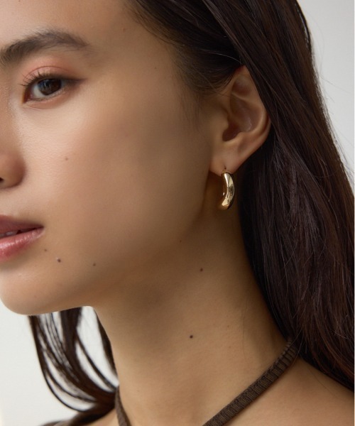 AZUL by moussy(アズールバイマウジー)の「ニュアンスカーブメタルフープピアス(ピアス(両耳用)・レディース・シルバー/ゴールド系その他・FREE)」の1枚目の写真