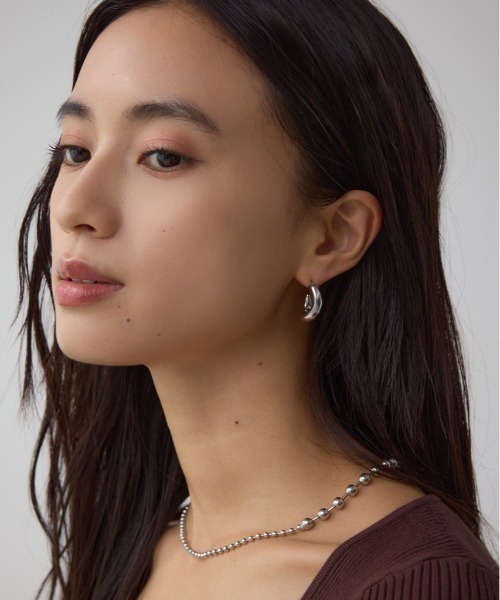 AZUL by moussy(アズールバイマウジー)の「ニュアンスカーブメタルフープピアス(ピアス(両耳用)・レディース・シルバー/ゴールド系その他・FREE)」の2枚目の写真