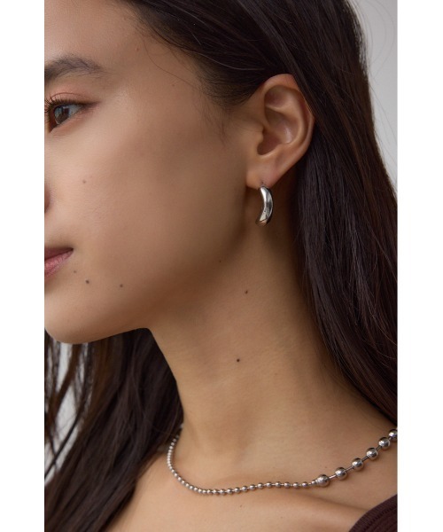 AZUL by moussy(アズールバイマウジー)の「ニュアンスカーブメタルフープピアス(ピアス(両耳用)・レディース・シルバー/ゴールド系その他・FREE)」の3枚目の写真