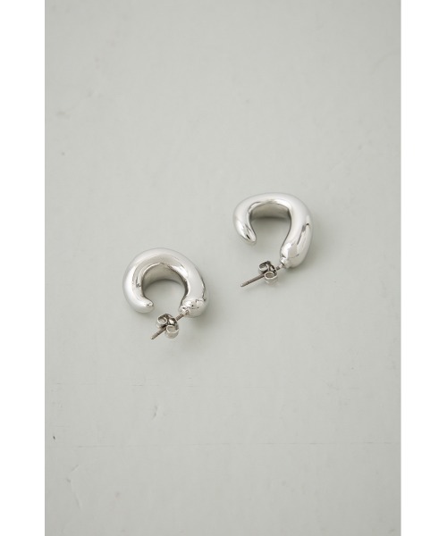 AZUL by moussy(アズールバイマウジー)の「ニュアンスカーブメタルフープピアス(ピアス(両耳用)・レディース・シルバー/ゴールド系その他・FREE)」の6枚目の写真