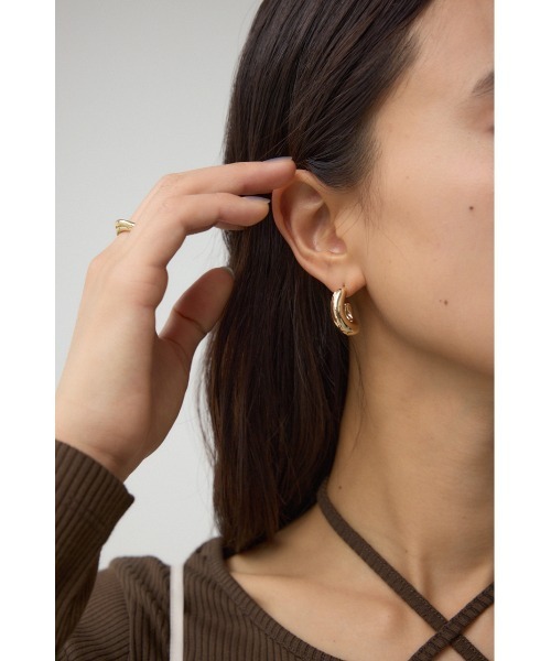 AZUL by moussy(アズールバイマウジー)の「ニュアンスカーブメタルフープピアス(ピアス(両耳用)・レディース・シルバー/ゴールド系その他・FREE)」の8枚目の写真