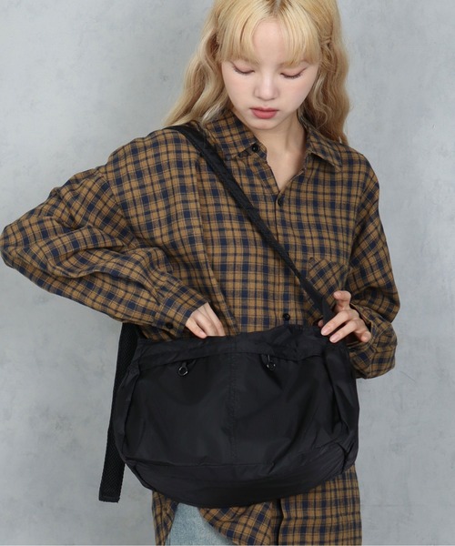 BARELY BLUE（ベアリーブルー）の「【 BARELY BLUE / ベアリーブルー 】 軽量 マルチポケット ナイロン ショルダーバッグ（ショルダーバッグ・レディース・ブラック/グレー・FREE）」の2枚目の写真