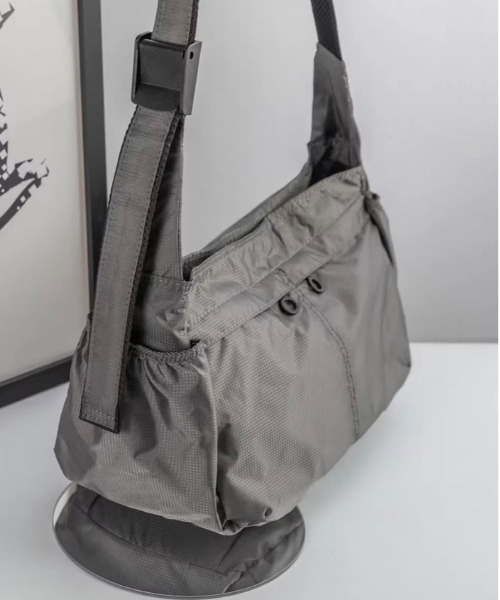 BARELY BLUE（ベアリーブルー）の「【 BARELY BLUE / ベアリーブルー 】 軽量 マルチポケット ナイロン ショルダーバッグ（ショルダーバッグ・レディース・ブラック/グレー・FREE）」の7枚目の写真