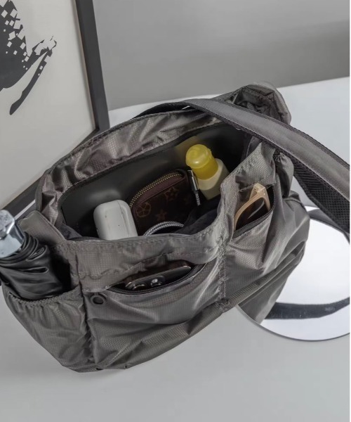 BARELY BLUE（ベアリーブルー）の「【 BARELY BLUE / ベアリーブルー 】 軽量 マルチポケット ナイロン ショルダーバッグ（ショルダーバッグ・レディース・ブラック/グレー・FREE）」の8枚目の写真