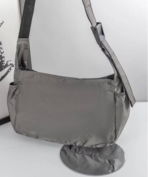 BARELY BLUE（ベアリーブルー）の「【 BARELY BLUE / ベアリーブルー 】 軽量 マルチポケット ナイロン ショルダーバッグ（ショルダーバッグ・レディース・ブラック/グレー・FREE）」の9枚目の写真
