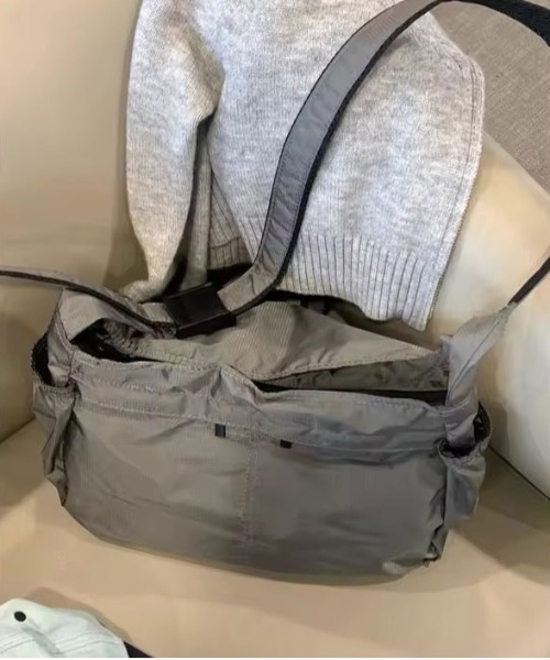BARELY BLUE（ベアリーブルー）の「【 BARELY BLUE / ベアリーブルー 】 軽量 マルチポケット ナイロン ショルダーバッグ（ショルダーバッグ・レディース・ブラック/グレー・FREE）」の11枚目の写真
