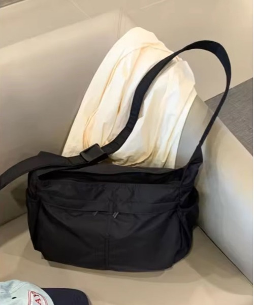 BARELY BLUE（ベアリーブルー）の「【 BARELY BLUE / ベアリーブルー 】 軽量 マルチポケット ナイロン ショルダーバッグ（ショルダーバッグ・レディース・ブラック/グレー・FREE）」の13枚目の写真