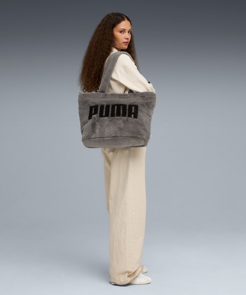 PUMA(プーマ)の「PUMA プーマ ウィメンズ UP FAUX ファー ショッパー 17L(トートバッグ・レディース・グレー系その他/ブラック・フリー)」の2枚目の写真