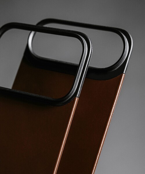 NOMAD / Magnetic Leather Back iPhone17 Pro Max（スマホケース
