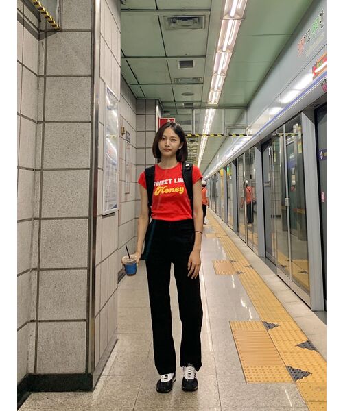 MUSINSA STANDARD WOMAN（ムシンサスタンダードウーマン）の「レディースワイドデニムパンツ[ウォッシュドブラック]（デニムパンツ・レディース・その他・32/30/23/24/25/26/27/28/29）」の19枚目の写真