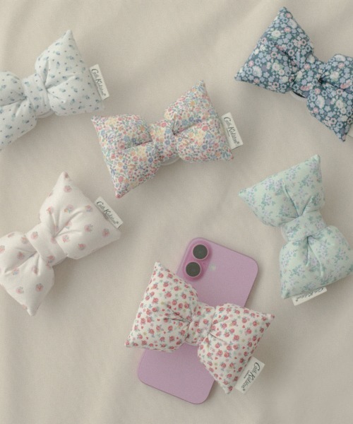 Cath Kidston(キャスキッドソン)の「パフィーリボンフォングリップ Harmony Ditsy(スマホグッズ・レディース・オレンジ・FREE)」の1枚目の写真