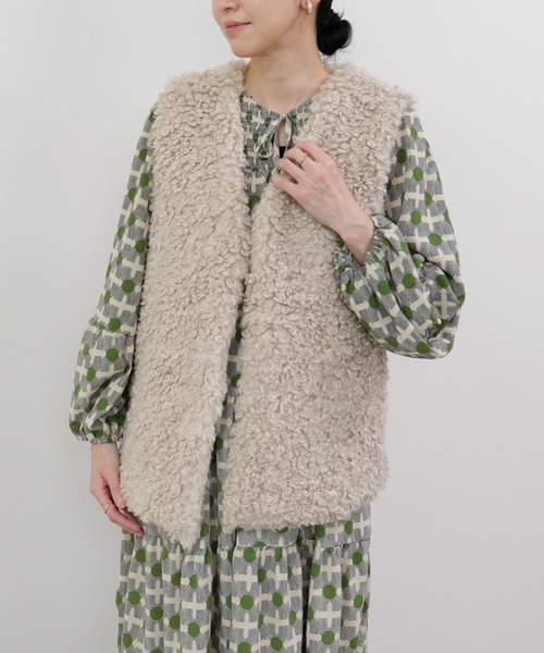 DOLLUPOOPS（ドールアップウップス）の「ボアライクフェイクファーベスト（ベスト・レディース・ベージュ/ブラウン/チャコールグレー・FREE）」の3枚目の写真