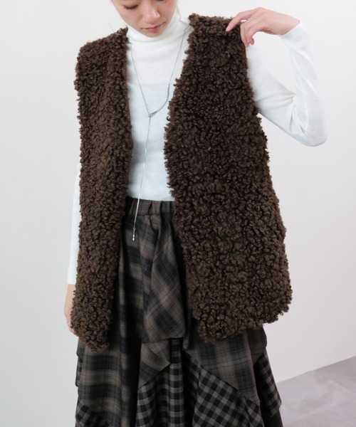 DOLLUPOOPS（ドールアップウップス）の「ボアライクフェイクファーベスト（ベスト・レディース・ベージュ/ブラウン/チャコールグレー・FREE）」の2枚目の写真