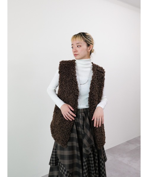 DOLLUPOOPS（ドールアップウップス）の「ボアライクフェイクファーベスト（ベスト・レディース・ベージュ/ブラウン/チャコールグレー・FREE）」の20枚目の写真