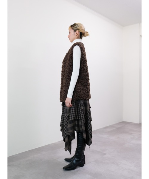 DOLLUPOOPS（ドールアップウップス）の「ボアライクフェイクファーベスト（ベスト・レディース・ベージュ/ブラウン/チャコールグレー・FREE）」の15枚目の写真