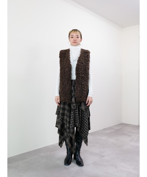 DOLLUPOOPS（ドールアップウップス）の「ボアライクフェイクファーベスト（ベスト・レディース・ベージュ/ブラウン/チャコールグレー・FREE）」の16枚目の写真