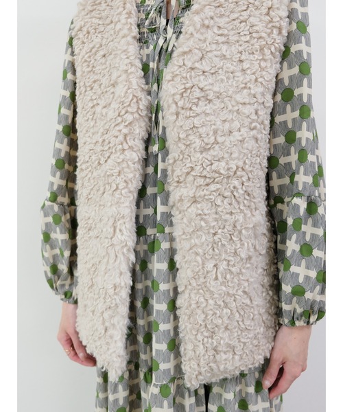 DOLLUPOOPS（ドールアップウップス）の「ボアライクフェイクファーベスト（ベスト・レディース・ベージュ/ブラウン/チャコールグレー・FREE）」の9枚目の写真