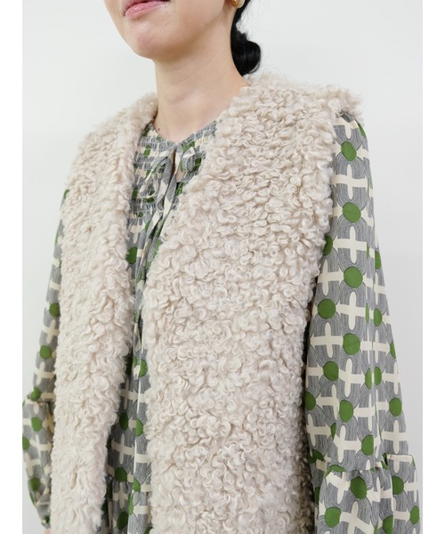 DOLLUPOOPS（ドールアップウップス）の「ボアライクフェイクファーベスト（ベスト・レディース・ベージュ/ブラウン/チャコールグレー・FREE）」の10枚目の写真