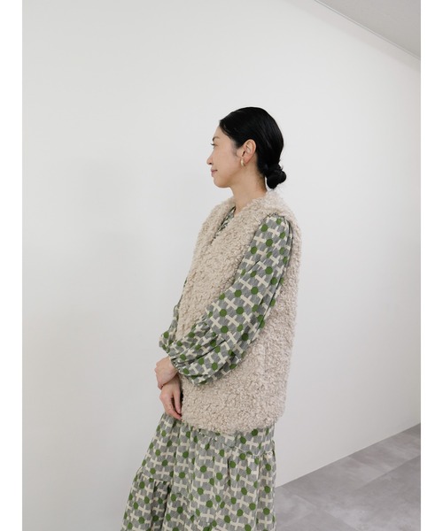 DOLLUPOOPS（ドールアップウップス）の「ボアライクフェイクファーベスト（ベスト・レディース・ベージュ/ブラウン/チャコールグレー・FREE）」の12枚目の写真