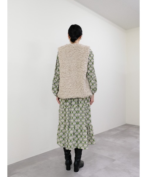 DOLLUPOOPS（ドールアップウップス）の「ボアライクフェイクファーベスト（ベスト・レディース・ベージュ/ブラウン/チャコールグレー・FREE）」の4枚目の写真