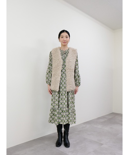 DOLLUPOOPS（ドールアップウップス）の「ボアライクフェイクファーベスト（ベスト・レディース・ベージュ/ブラウン/チャコールグレー・FREE）」の6枚目の写真