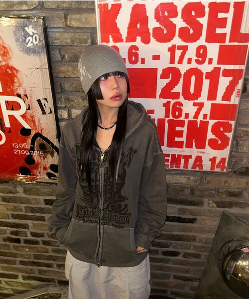 DEFYCLUBROBBERS（ディファイクラブロバース）の「The Doors of Perception Hoodie Zip-Up (Pigment Charcoal)（パーカー・レディース・その他・MEDIUM/LARGE）」の3枚目の写真