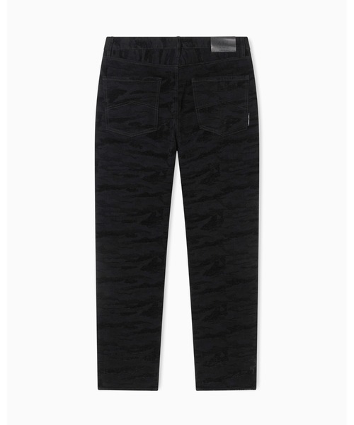 ARMANI EXCHANGE(アルマーニエクスチェンジ)の「【A|X アルマーニ エクスチェンジ】オールオーバーカモフラージュジャカード ルーズテーパード デニムパンツ_J82 LOOSE TAPERED(デニムパンツ・メンズ・ブラック・30inch/33inch/32inch/31inch/29inch/28inch/34inch)」の4枚目の写真