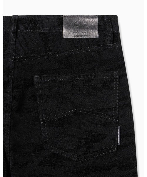 ARMANI EXCHANGE(アルマーニエクスチェンジ)の「【A|X アルマーニ エクスチェンジ】オールオーバーカモフラージュジャカード ルーズテーパード デニムパンツ_J82 LOOSE TAPERED(デニムパンツ・メンズ・ブラック・30inch/33inch/32inch/31inch/29inch/28inch/34inch)」の3枚目の写真