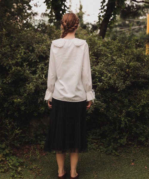 HYBERNAT（ハイバーナット）の「フリルカラーエンブロイダリーシャツホワイト（シャツ/ブラウス・レディース・その他・SMALL/MEDIUM）」の4枚目の写真