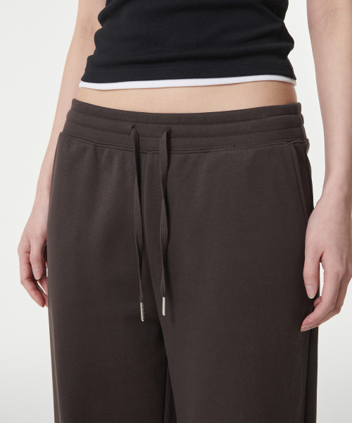MUSINSA STANDARD WOMAN（ムシンサスタンダードウーマン）の「ウィメンズフラットテリー ワイドラウンジスウェットパンツ [ダークブラウン]（スウェットパンツ・レディース・その他・LARGE/MEDIUM/SMALL/X-SMALL）」の4枚目の写真