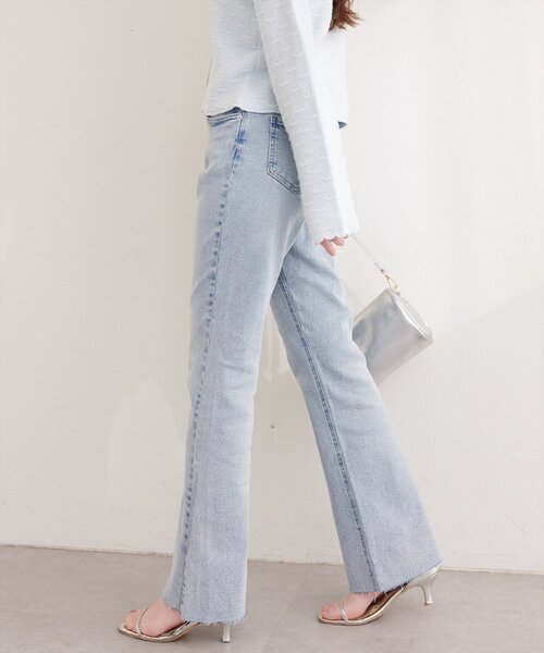natural couture(ナチュラルクチュール)の「セルフカットストレートデニムフレアパンツ(デニムパンツ・レディース・サックスブルー/ブルー/オフホワイト・LARGE/MEDIUM/SMALL)」の9枚目の写真