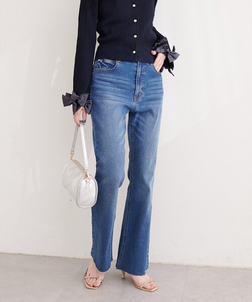 natural couture（ナチュラルクチュール）の「セルフカットストレートデニムフレアパンツ（デニムパンツ・レディース・サックスブルー/ブルー・LARGE/MEDIUM）」の6枚目の写真