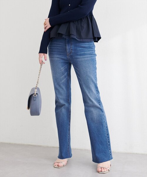 natural couture（ナチュラルクチュール）の「セルフカットストレートデニムフレアパンツ（デニムパンツ・レディース・サックスブルー/ブルー・LARGE/MEDIUM）」の12枚目の写真