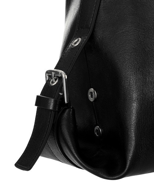 STANDOIL（スタンドオイル）の「STAND OIL/スタンドオイル Mushy Bag サイドストラップ マッシュバッグ ハンドバッグ 2026年春夏（ハンドバッグ・レディース・ブラック/ブラウン/レッド/キャメル/ブラウン系・FREE）」の14枚目の写真