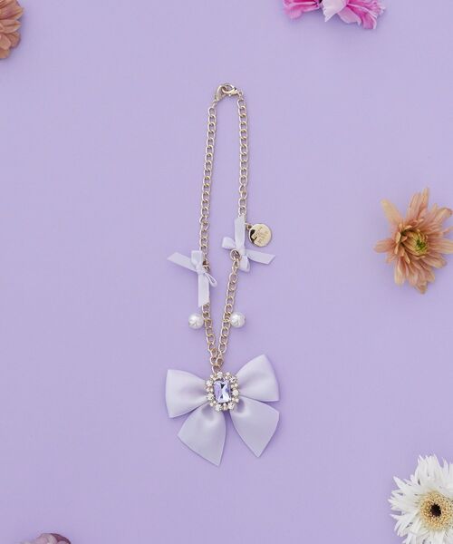 Maison de FLEUR(メゾンドフルール)の「ビジューリボンパールバッグチャーム(チャーム・レディース・ブラック/ラベンダー/ネイビー/ピンク・FREE)」の3枚目の写真