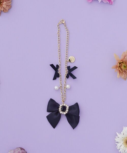 Maison de FLEUR(メゾンドフルール)の「ビジューリボンパールバッグチャーム(チャーム・レディース・ブラック/ラベンダー/ネイビー/ピンク・FREE)」の2枚目の写真