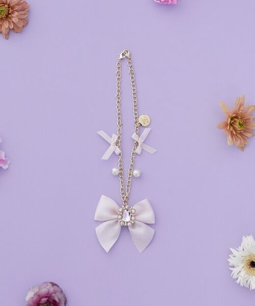 Maison de FLEUR(メゾンドフルール)の「ビジューリボンパールバッグチャーム(チャーム・レディース・ブラック/ラベンダー/ネイビー/ピンク・FREE)」の4枚目の写真
