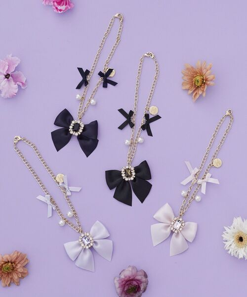 Maison de FLEUR(メゾンドフルール)の「ビジューリボンパールバッグチャーム(チャーム・レディース・ブラック/ラベンダー/ネイビー/ピンク・FREE)」の5枚目の写真