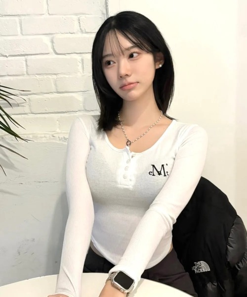 MUCENT(ムセント)の「◇MUCENT◇ブランド直輸入正規品/春~夏にかけて着やすい素材感/ANIV U-NECK SLIM FIT LONG SLEEVE T アニーブUネックスリムフィットクルーネックTシャツ(Tシャツ/カットソー・レディース・ブラック/ベージュ/ホワイト・FREE)」の2枚目の写真