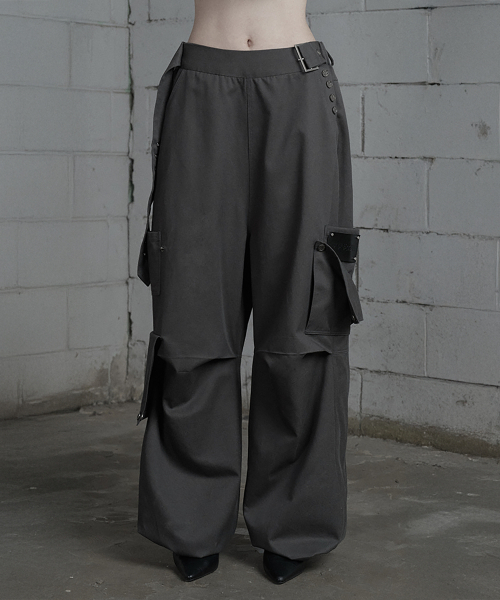 ETRE AU SOMMET(エトレオソメ)の「Belted Two-Pocket Cutline Oversized Pants (Charcoal)(その他パンツ・レディース・チャコールグレー・FREE)」の1枚目の写真