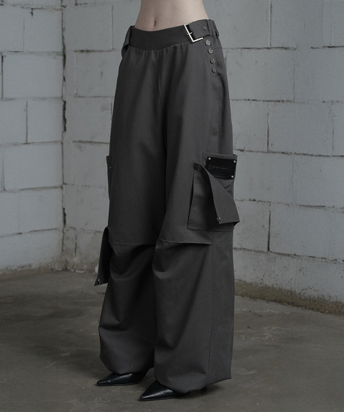 ETRE AU SOMMET(エトレオソメ)の「Belted Two-Pocket Cutline Oversized Pants (Charcoal)(その他パンツ・レディース・チャコールグレー・FREE)」の2枚目の写真